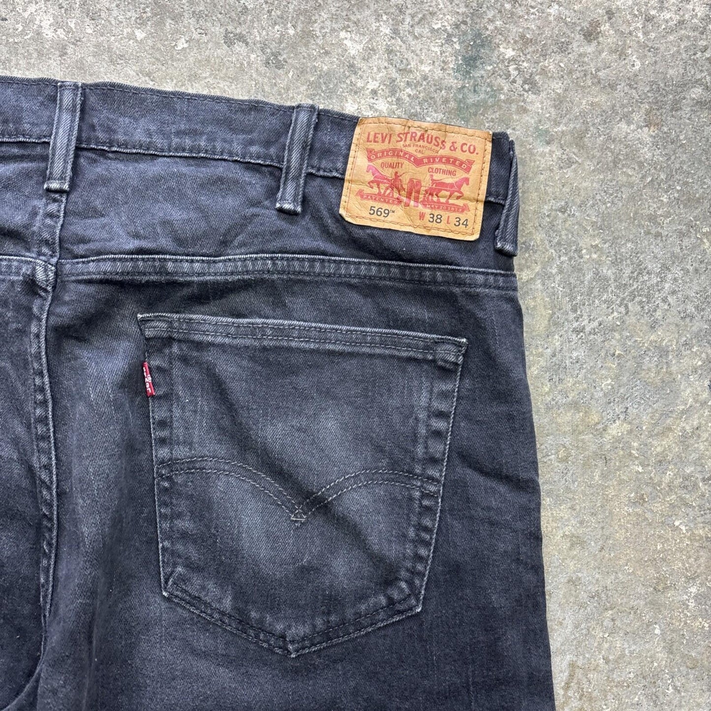 Black Levi’s 569 Men’s Cut Off Shorts - W38