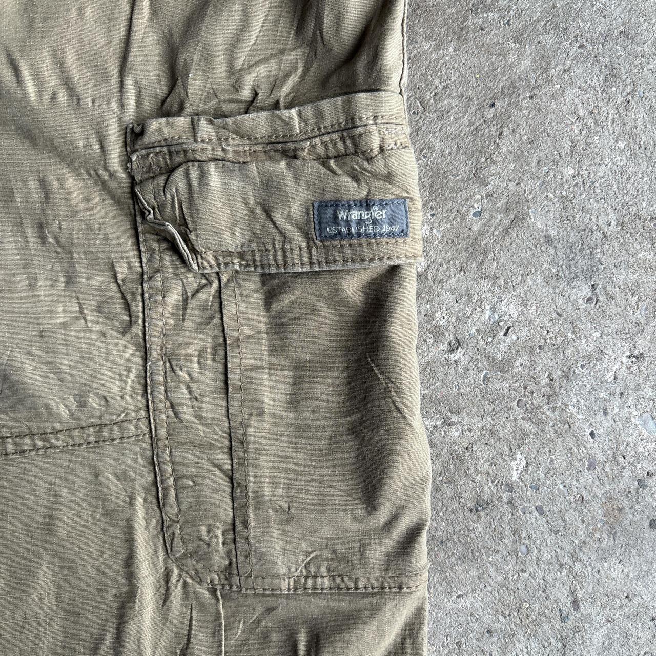 Wrangler Tan Cargo Shorts w/ Relaxed Fit