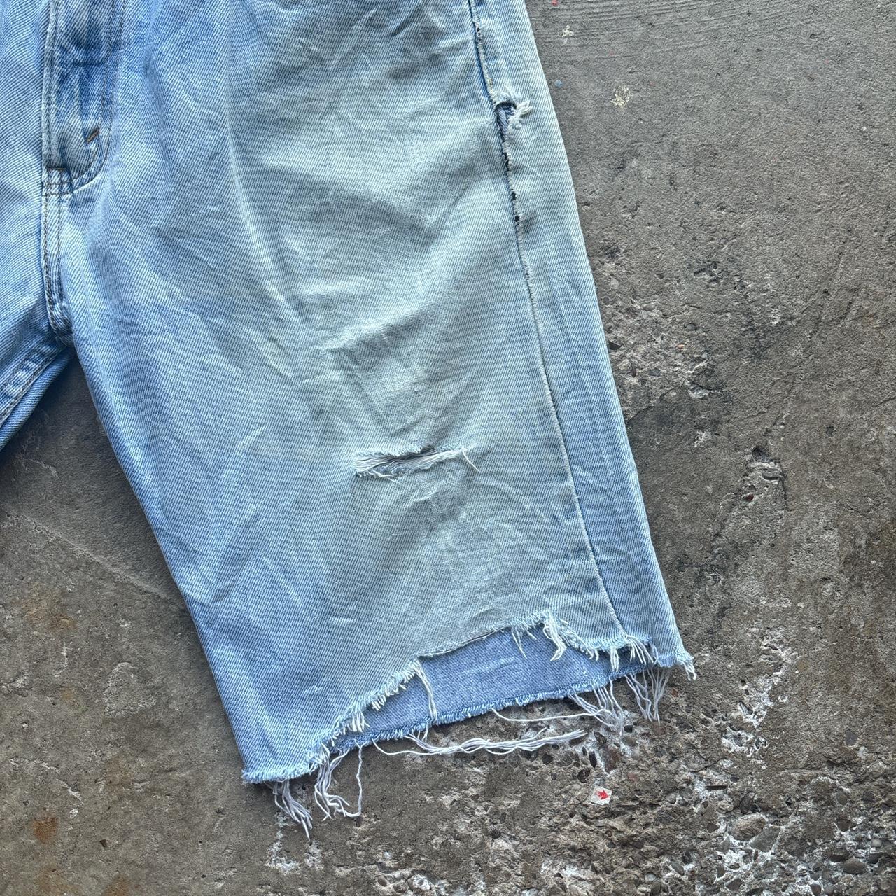Distressed blue Levi’s cut off shorts