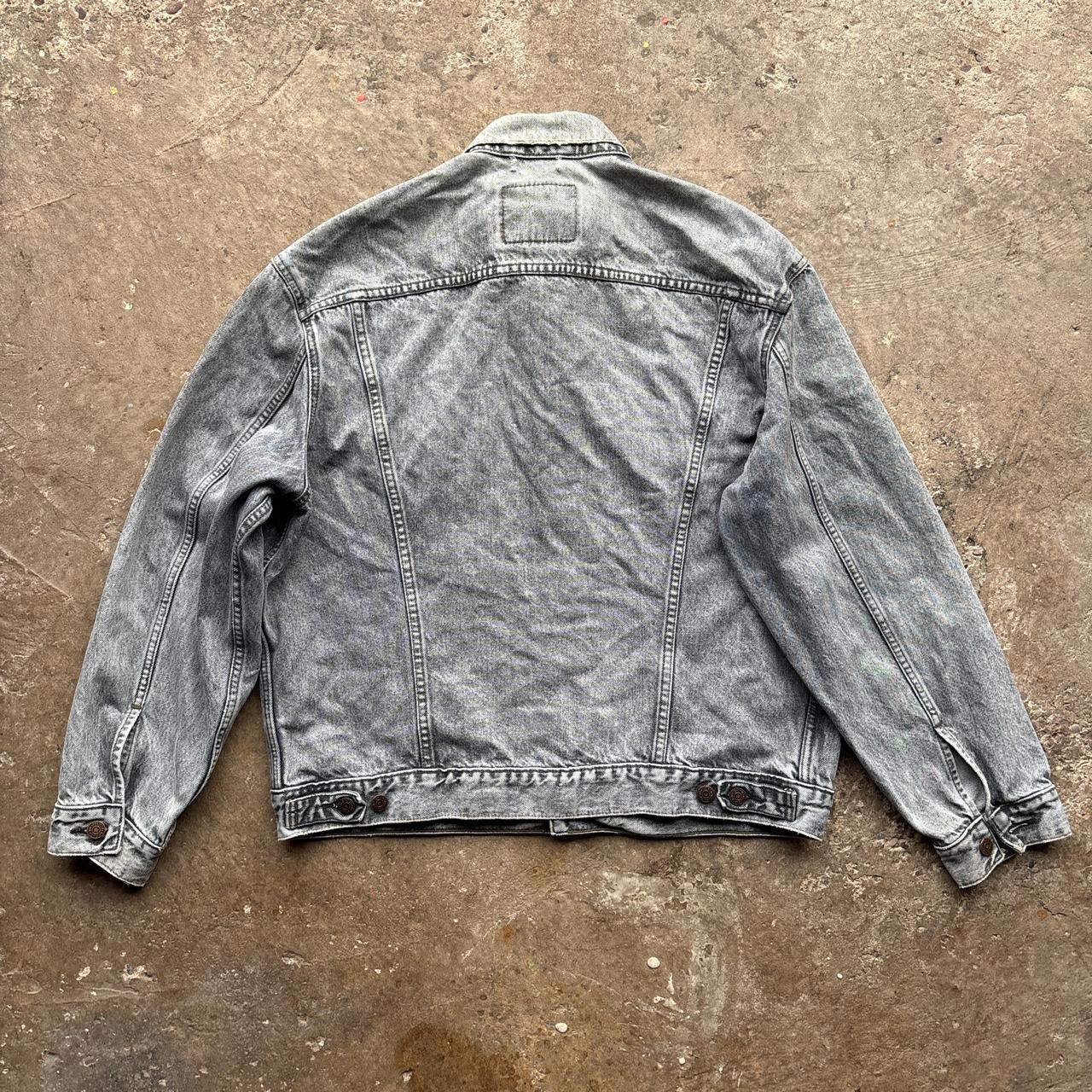 90s grey Levi's denim trucker jacket in blue