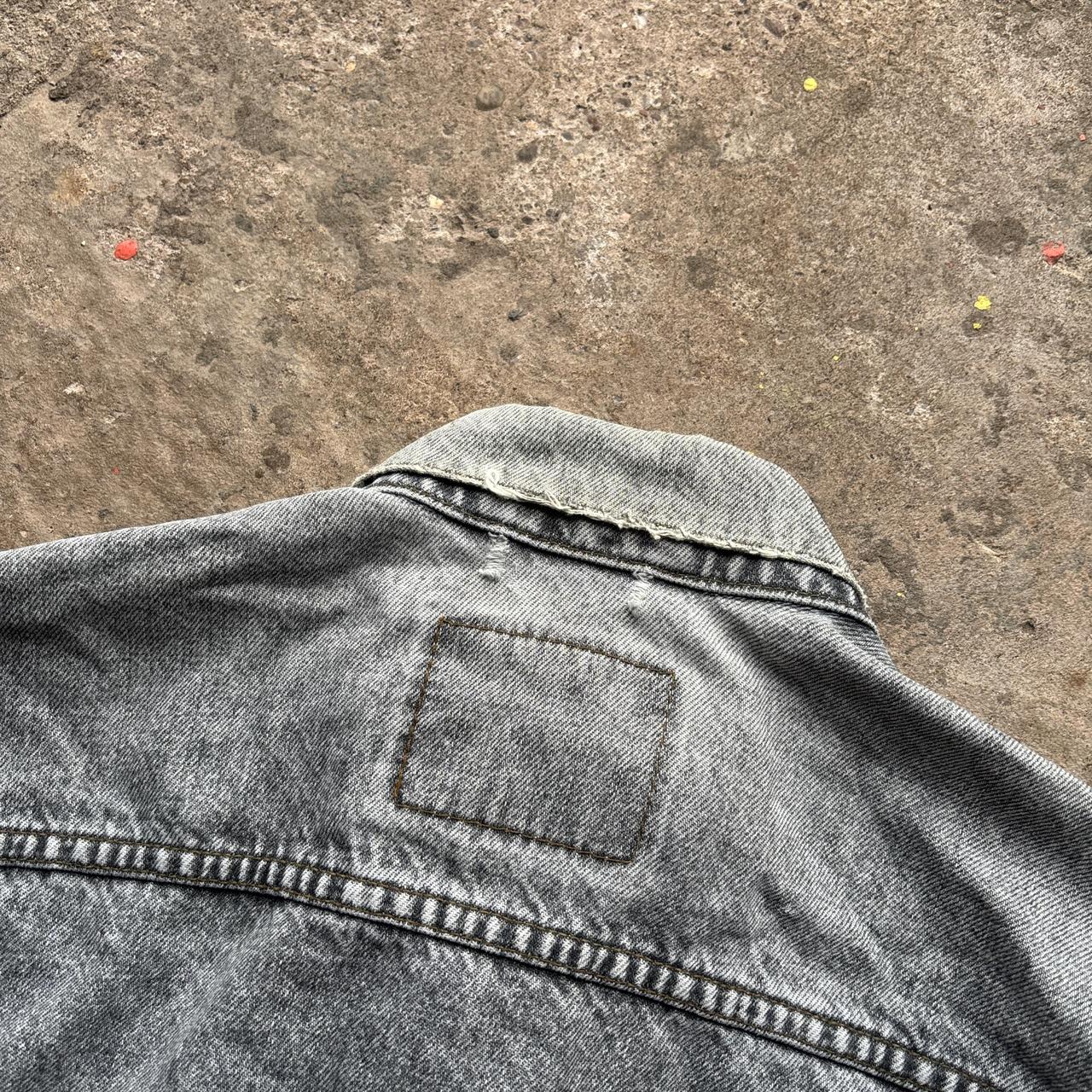 90s grey Levi's denim trucker jacket in blue
