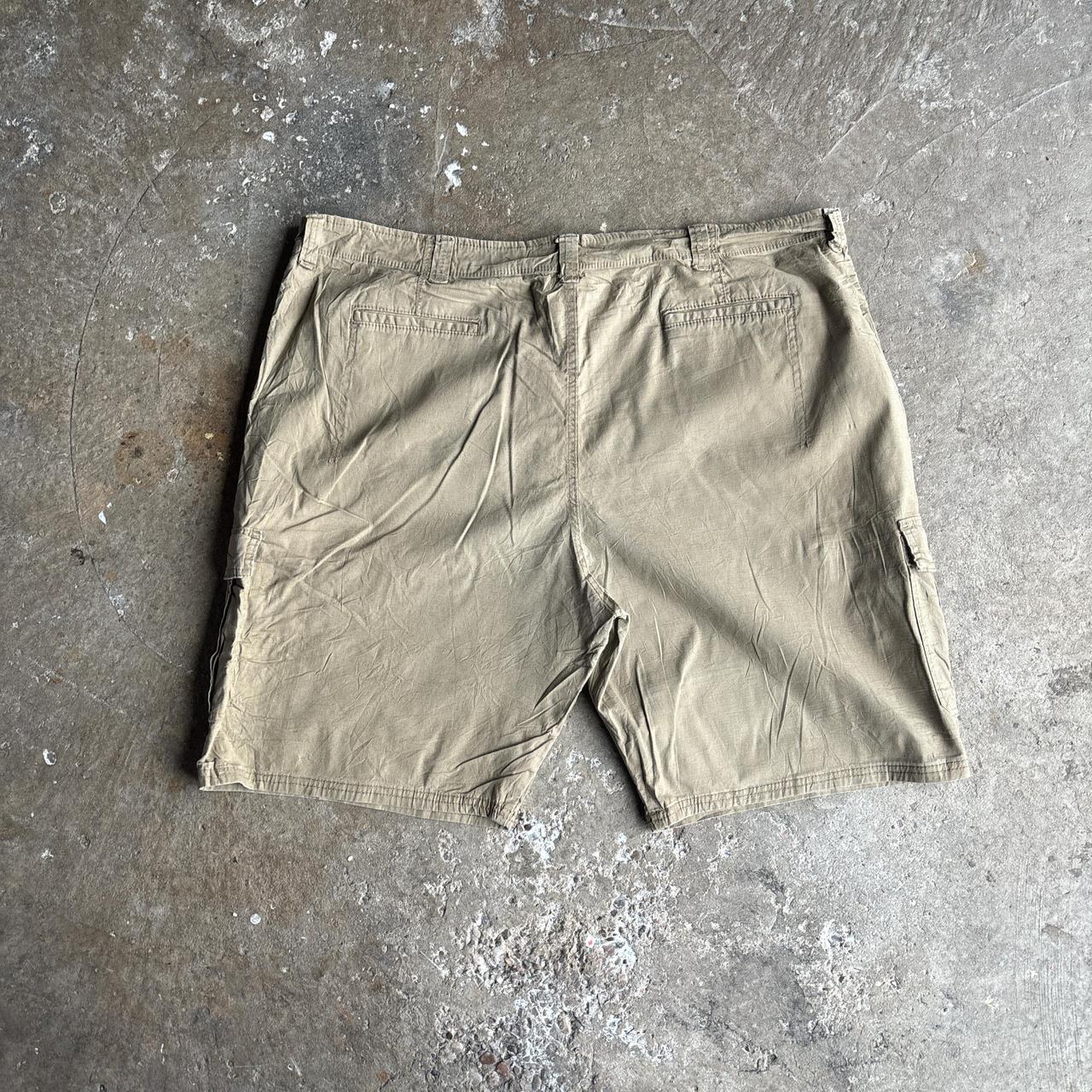 Wrangler Tan Cargo Shorts w/ Relaxed Fit