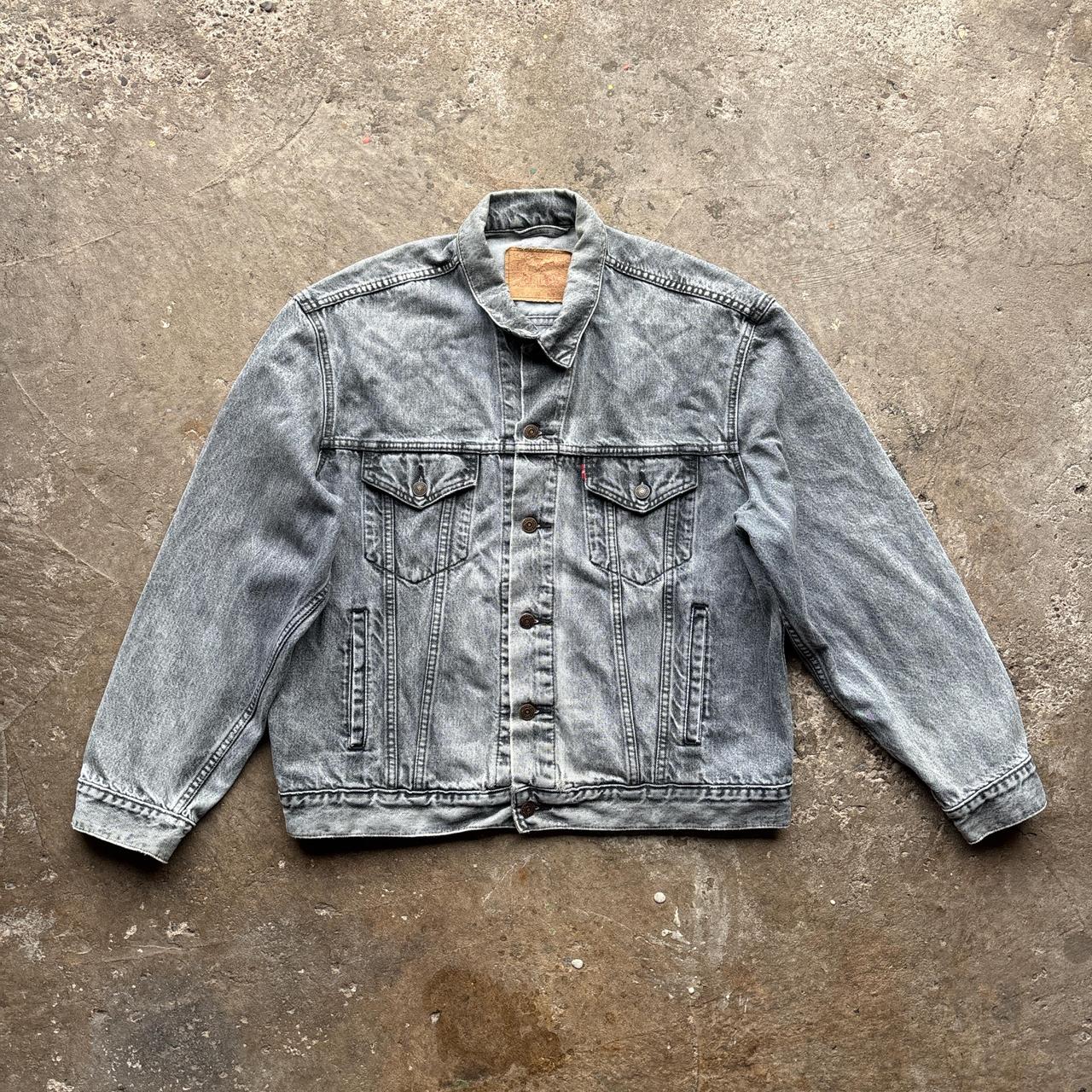 90s grey Levi's denim trucker jacket in blue