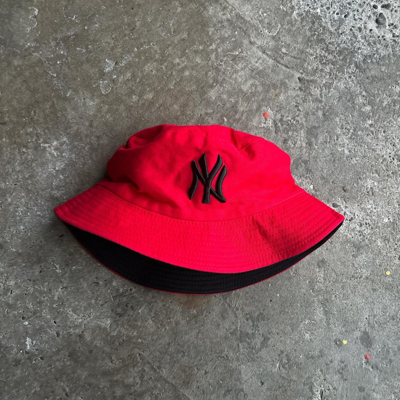 Black/Red Reversible New York Yankees Bucket Hat - One Size