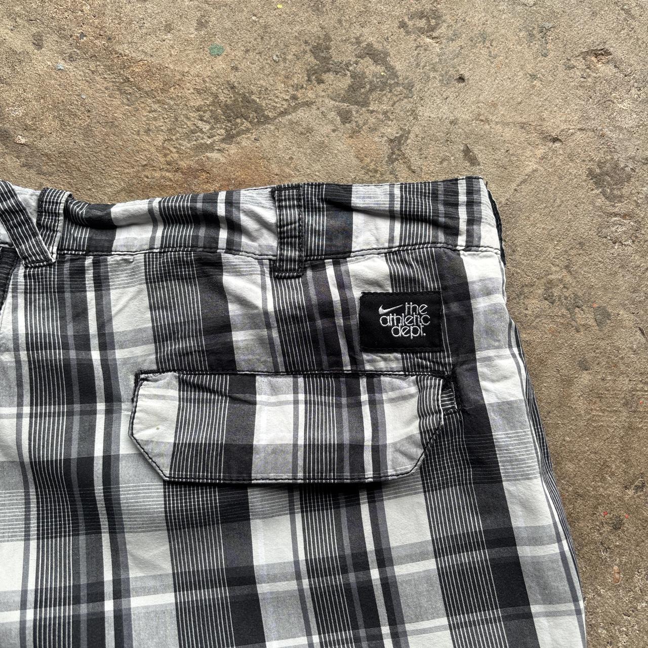 00s Grey chequered Nike cargo shorts - W34