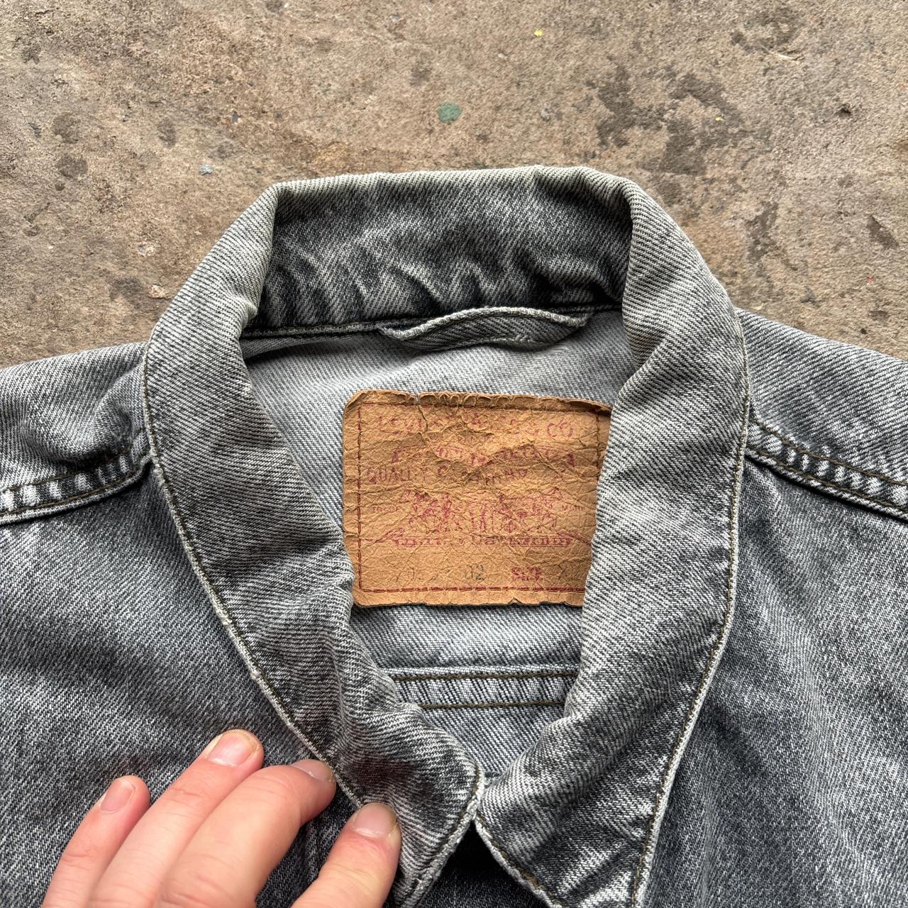 90s grey Levi's denim trucker jacket in blue