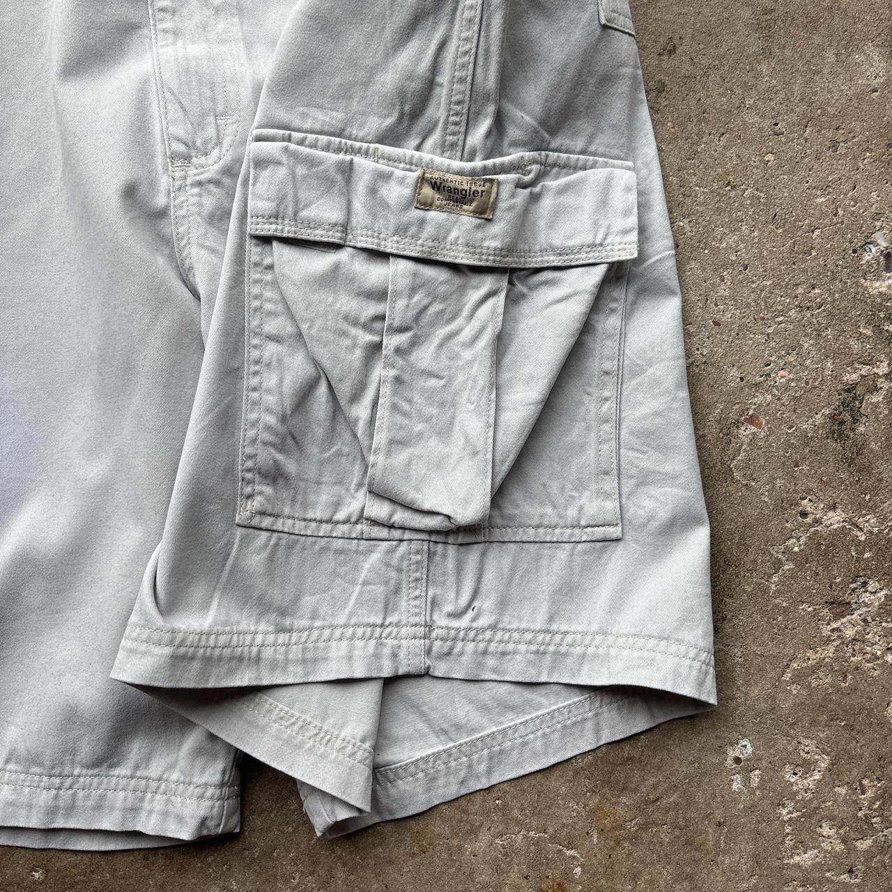 Cream Wrangler Cargo shorts - W44