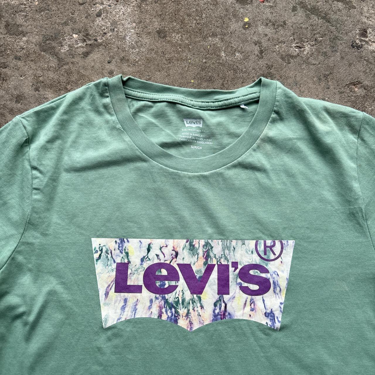 Green Levi’s t-shirt with nice logo print