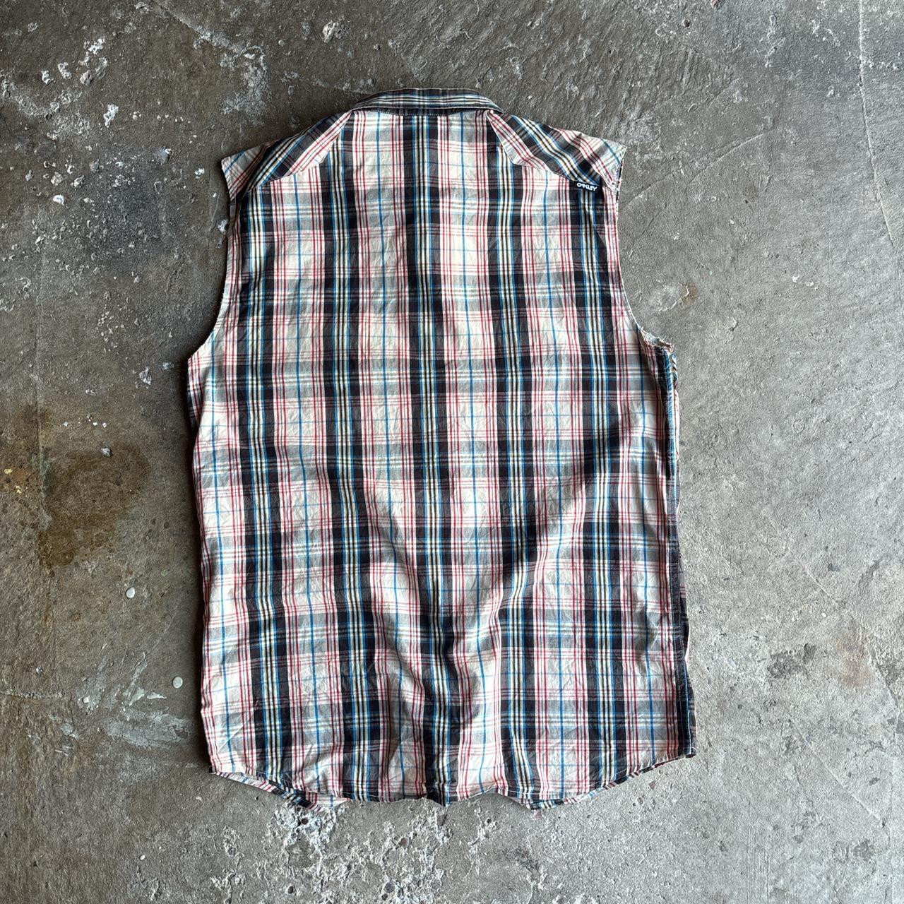 Sleeveless chequered Oakley shirt