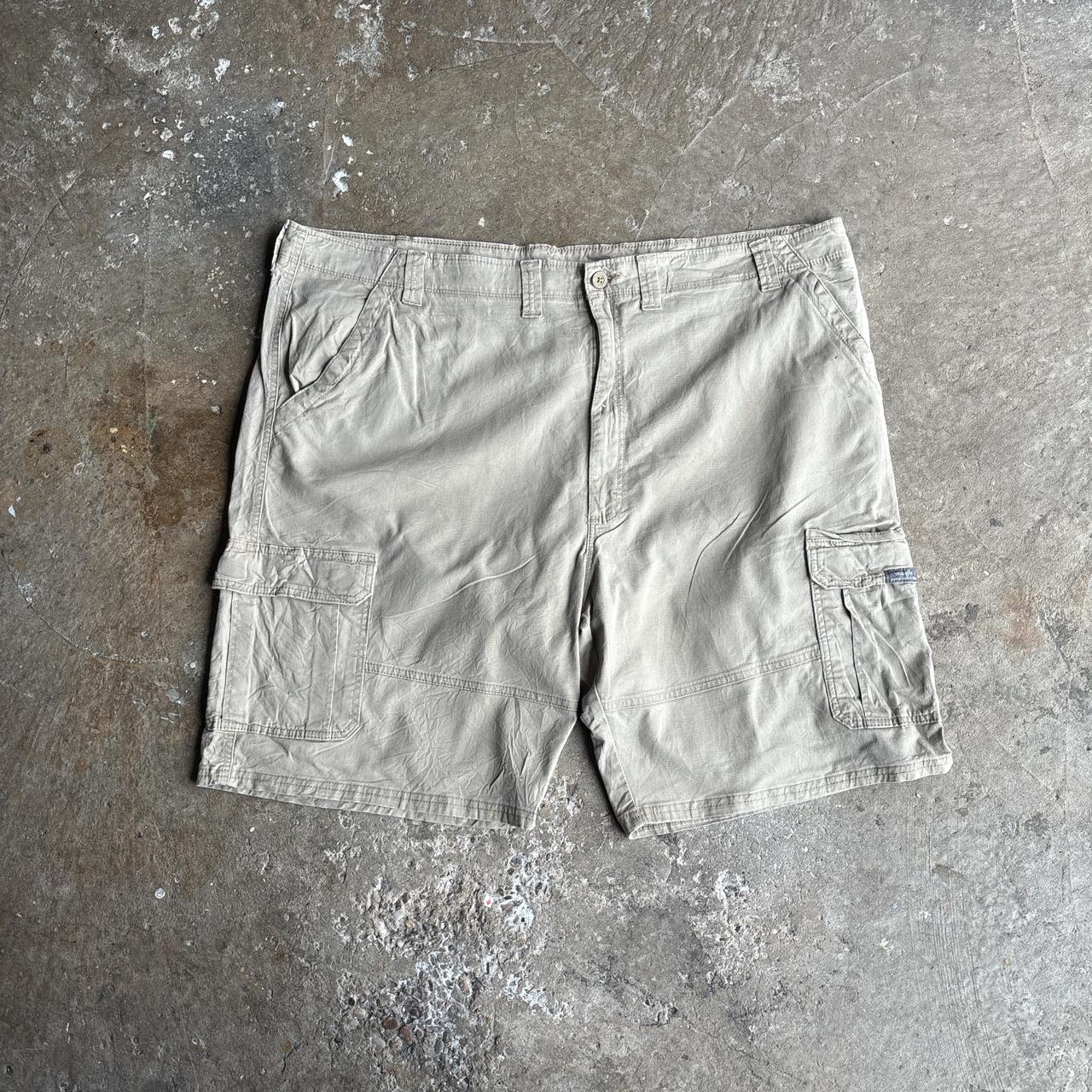 Wrangler Cream/Khaki Cargo Shorts w/ Relaxed Fit