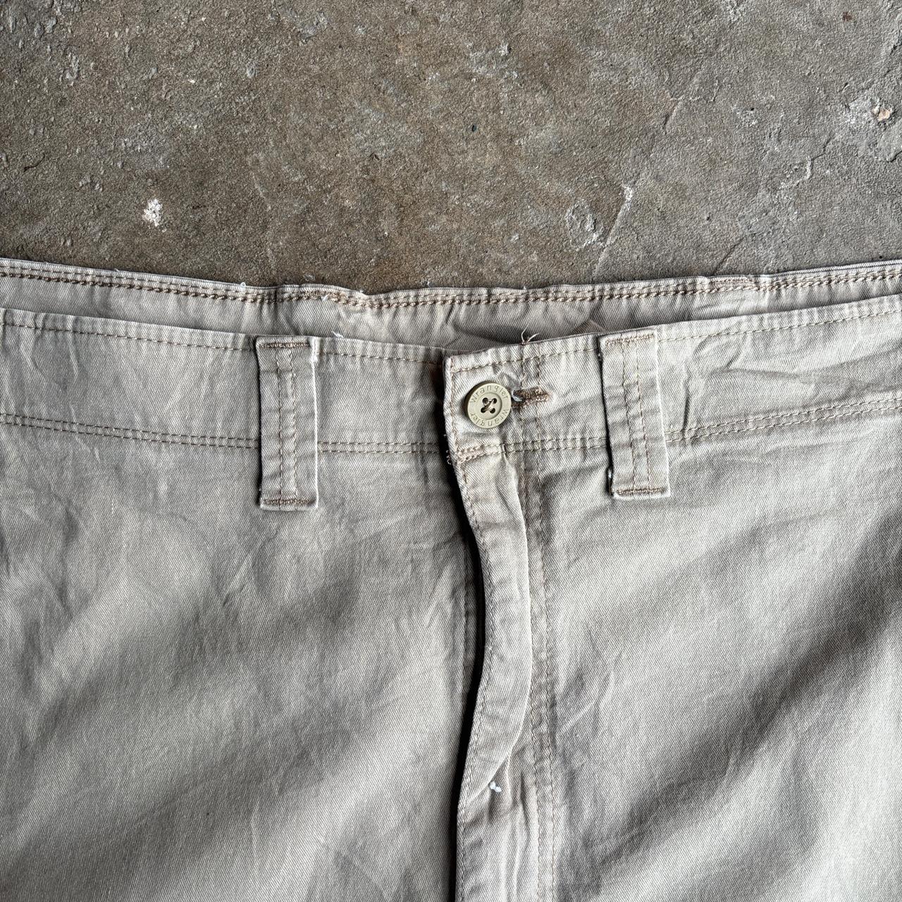 Wrangler Cream/Khaki Cargo Shorts w/ Relaxed Fit