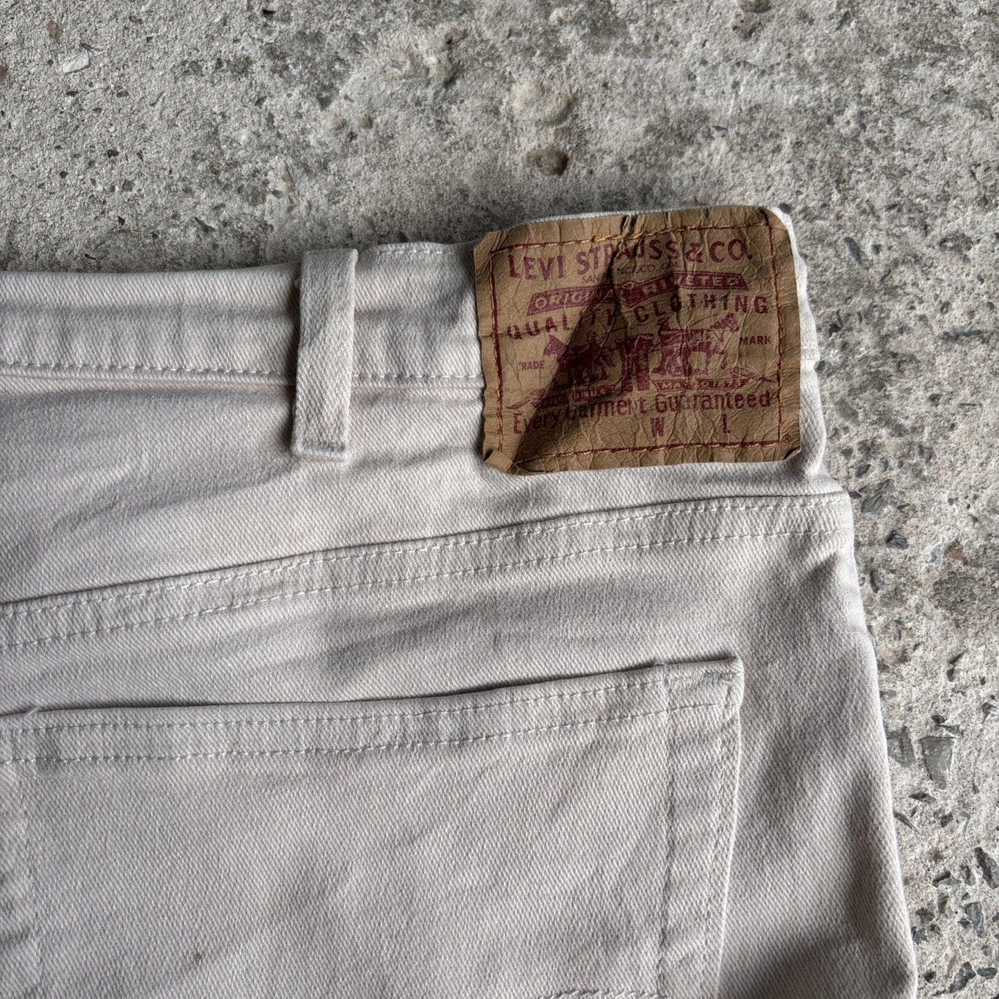 Cream Denim Levis Shorts | W40"