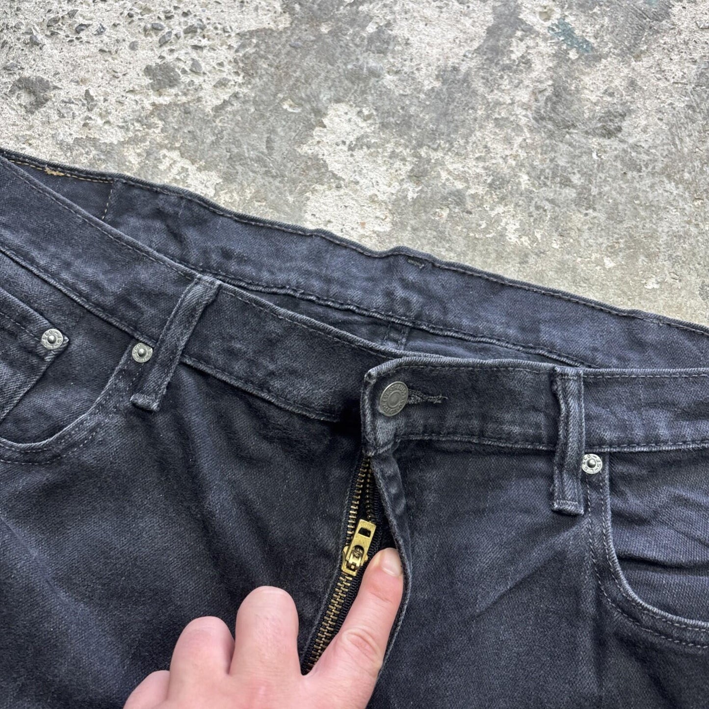 Black Levi’s 569 Men’s Cut Off Shorts - W38