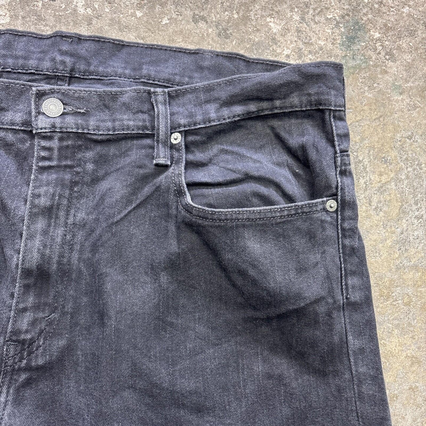 Black Levi’s 569 Men’s Cut Off Shorts - W38