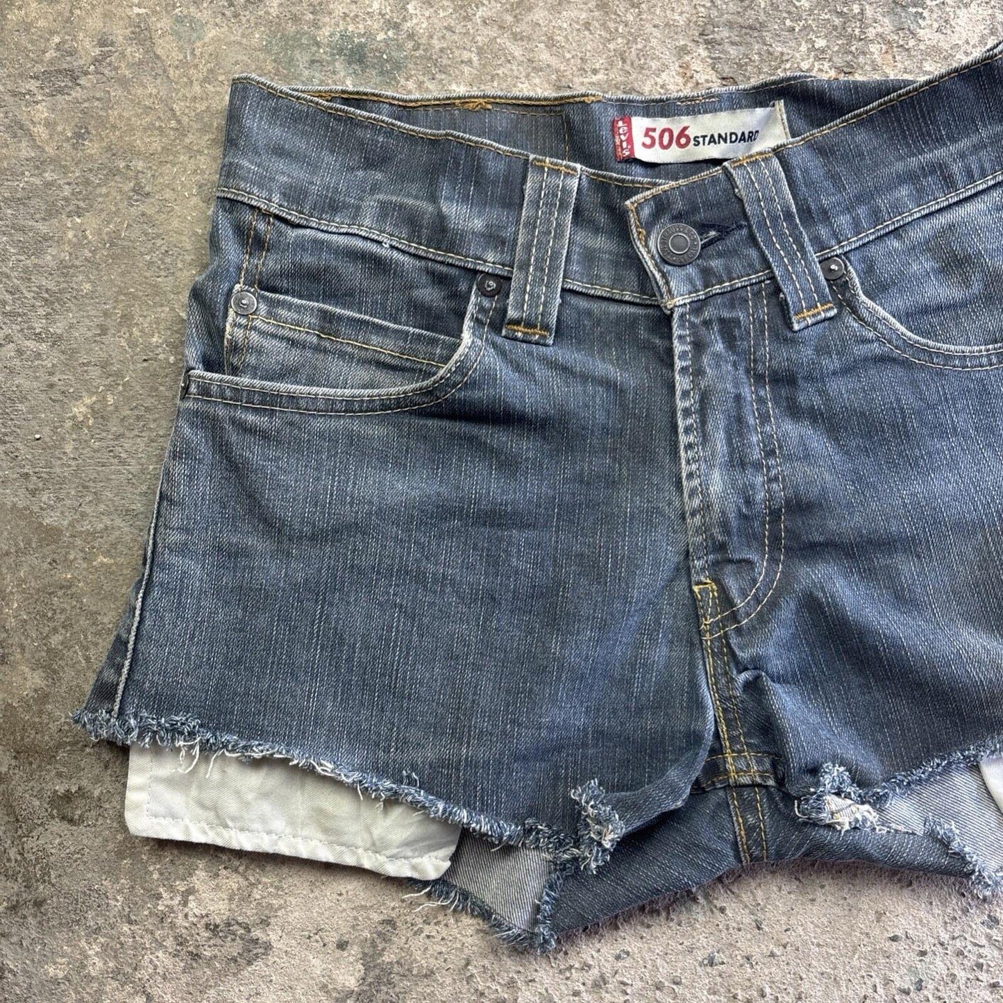 Textured Blue Denim Levi’s Cut Off Jean Short Shorts | W29