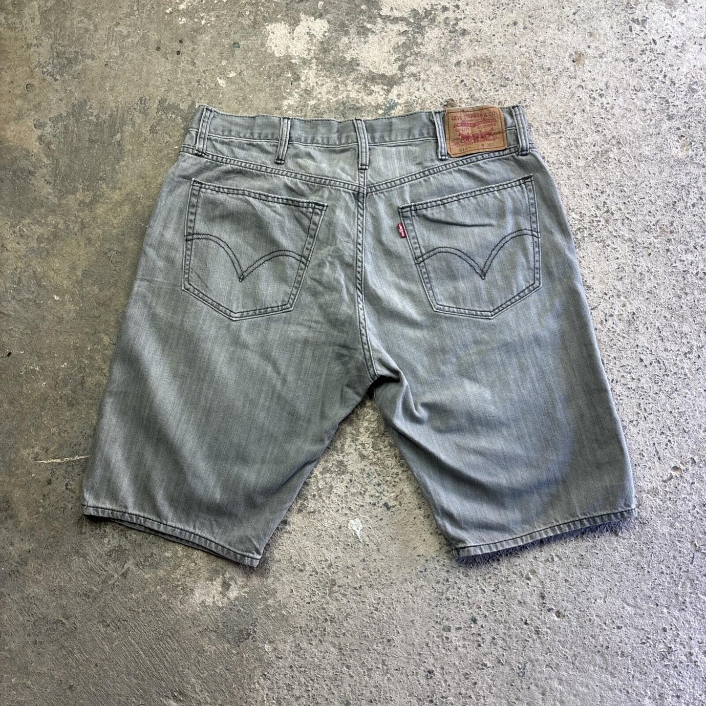 Textured Grey Levi’s 514 Denim Jean Shorts | W38"