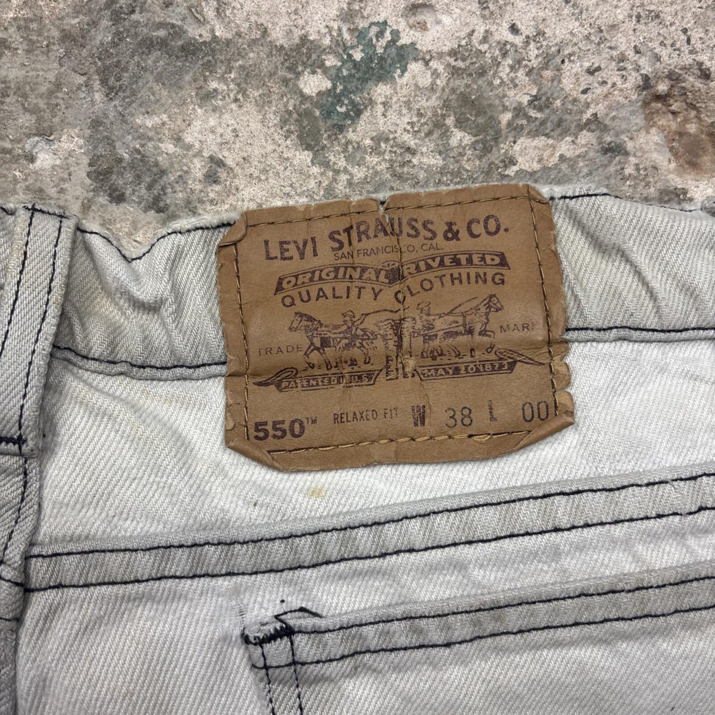 White Levi’s 550 Denim Relaxed Fit Jean Shorts | W38"