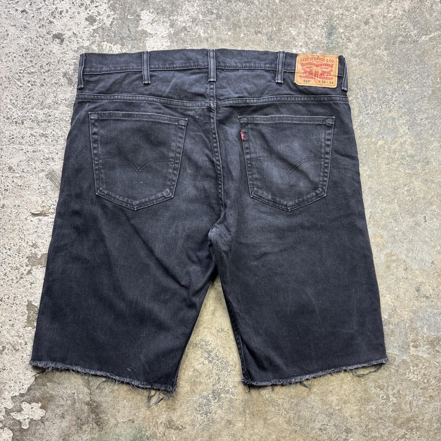 Black Levi’s 569 Men’s Cut Off Shorts - W38