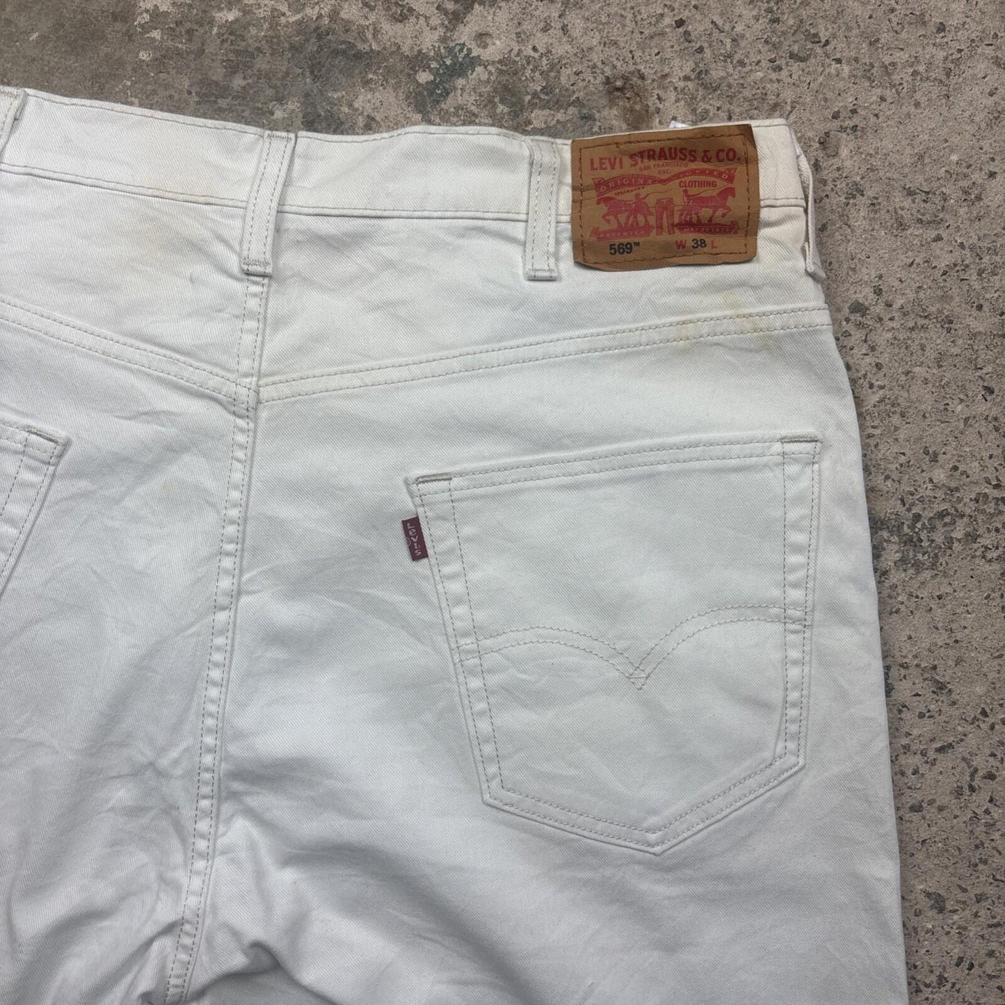 White Levi’s 569 Relaxed Jean Shorts | W38"