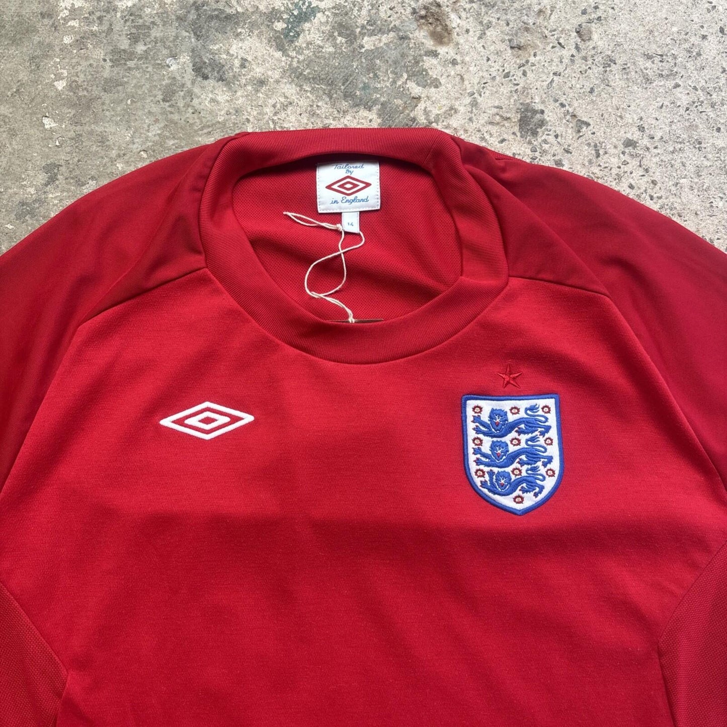 Red 2010/11 Umbro England Away Football Shirt Size: 14 (women’s)
