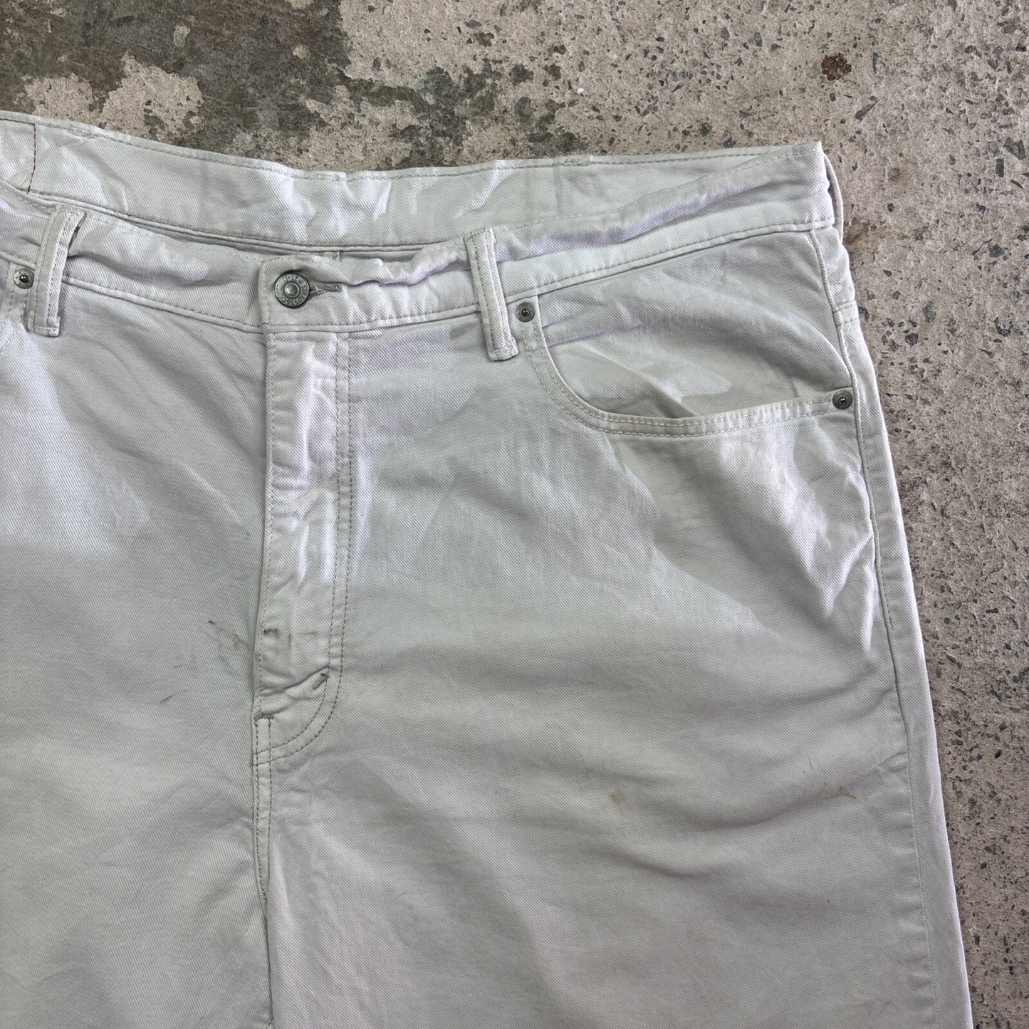 White Levi’s 569 Denim Jean Shorts | W40"