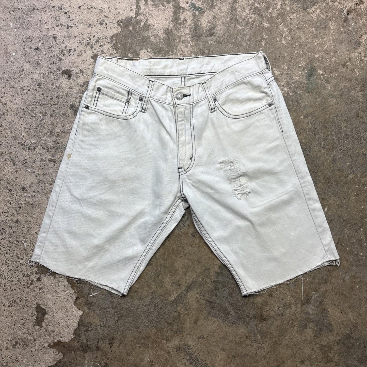 Distressed White Levi’s 514 Men’s Cut Off Shorts | W29