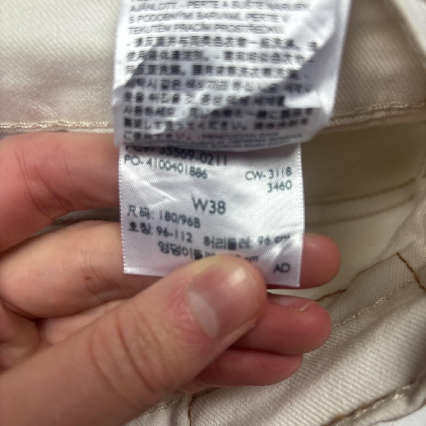 White Levi’s 569 Relaxed Jean Shorts | W38"