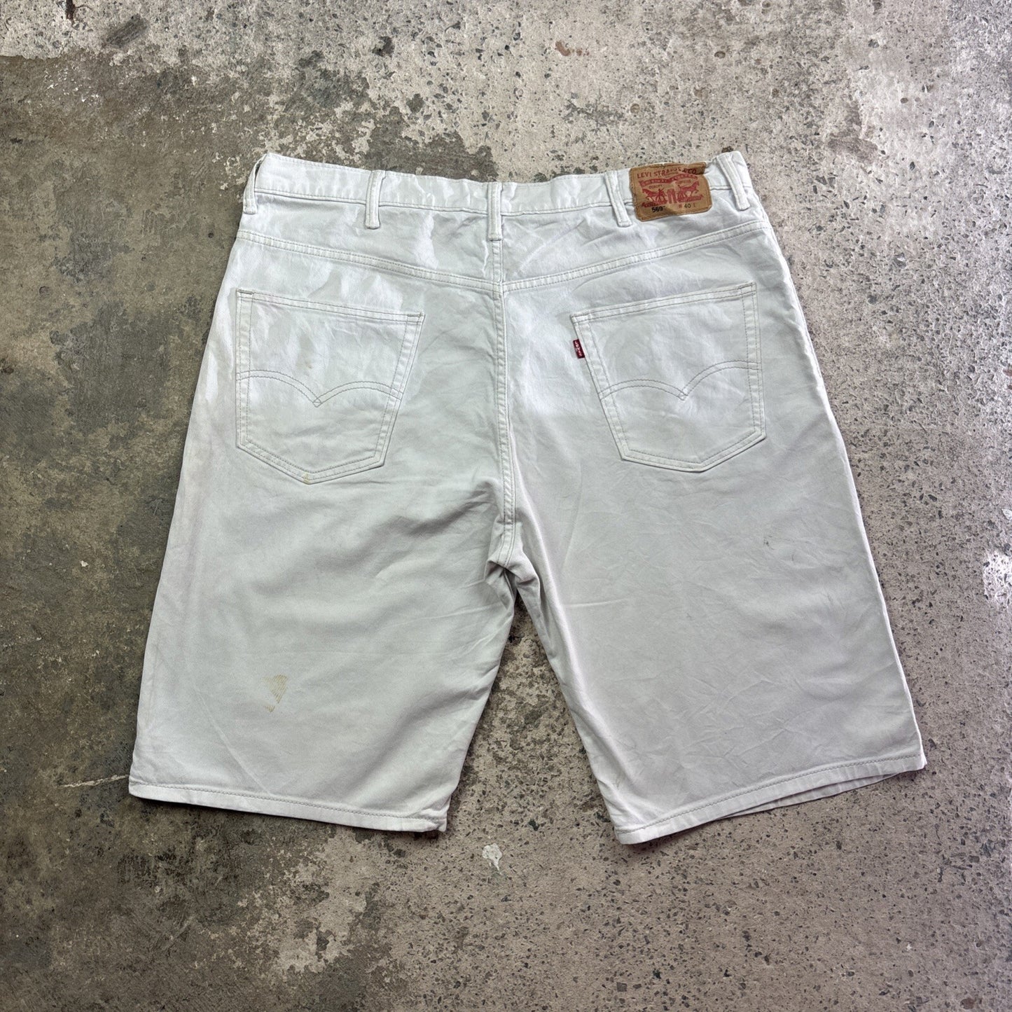 White Levi’s 569 Denim Jean Shorts | W40"