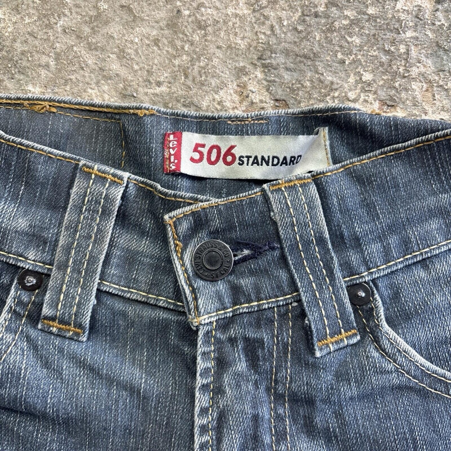Textured Blue Denim Levi’s Cut Off Jean Short Shorts | W29