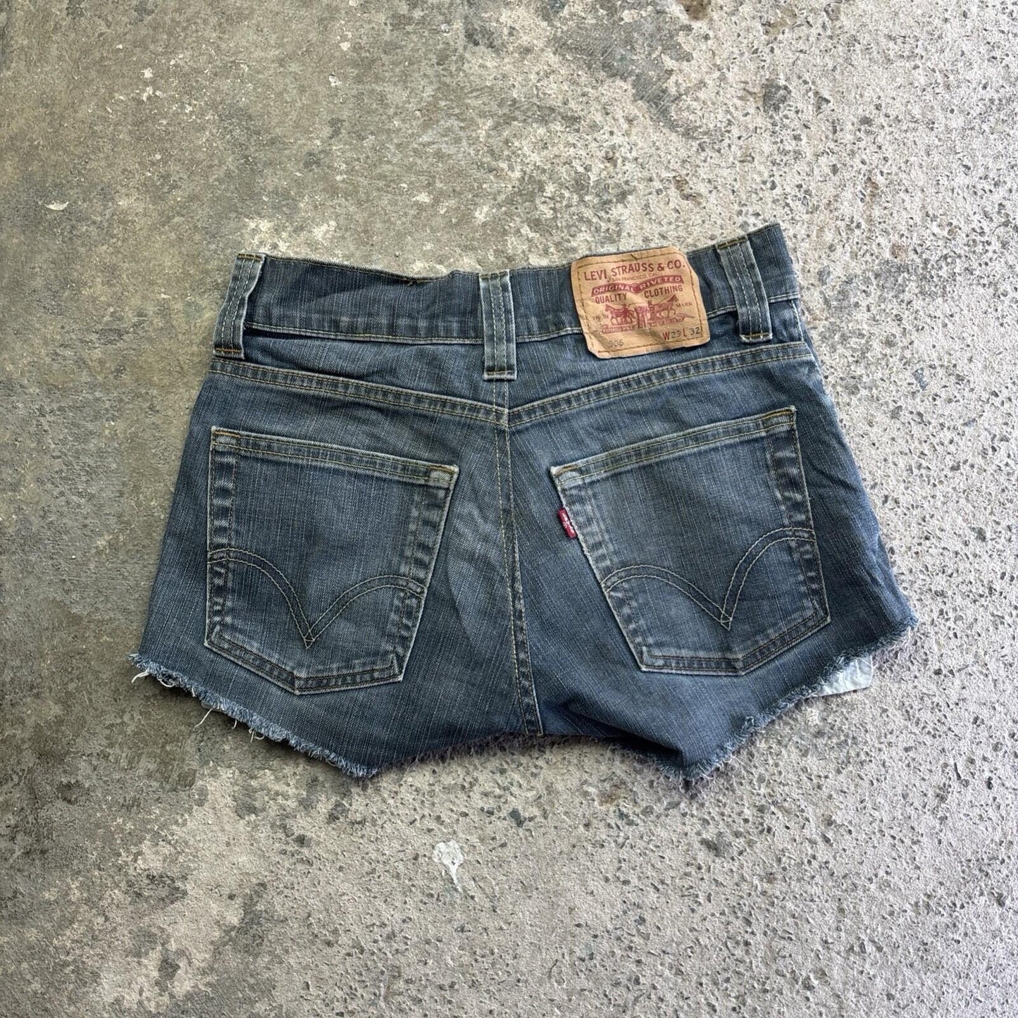 Textured Blue Denim Levi’s Cut Off Jean Short Shorts | W29