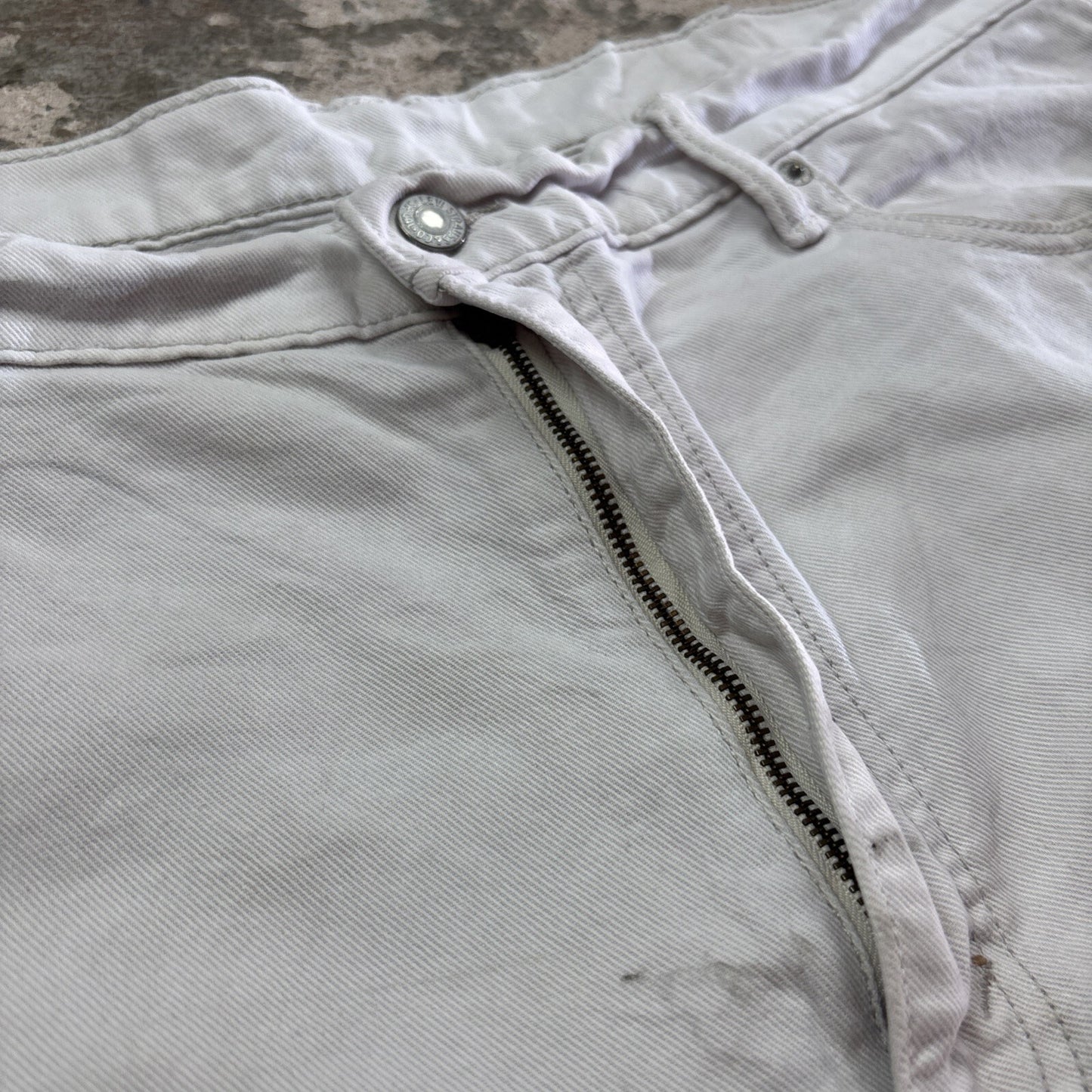 White Levi’s 569 Denim Jean Shorts | W40"