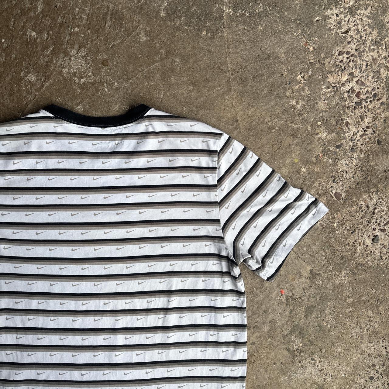 White Striped Nike Logo Design T-Shirt - L