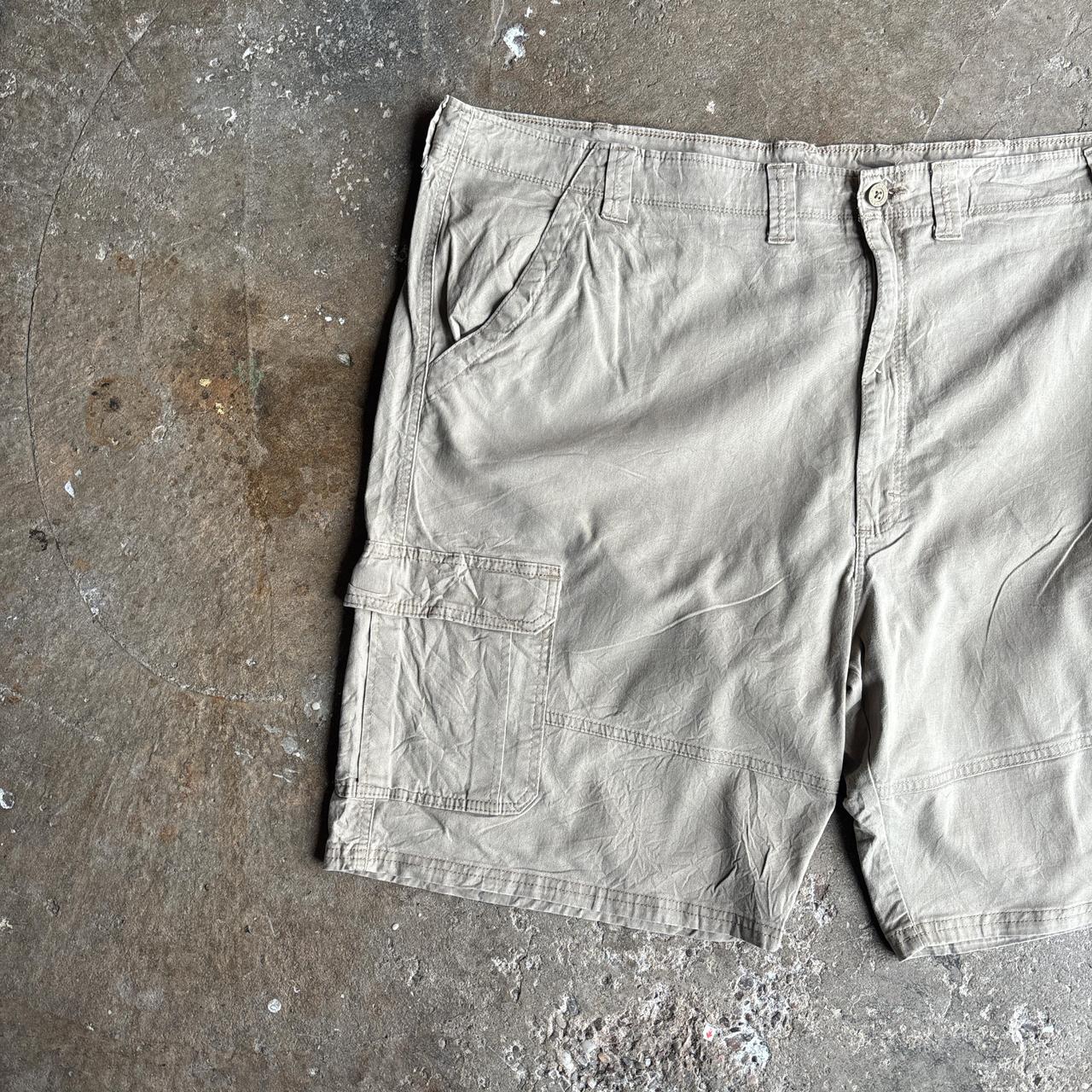 Wrangler Cream/Khaki Cargo Shorts w/ Relaxed Fit