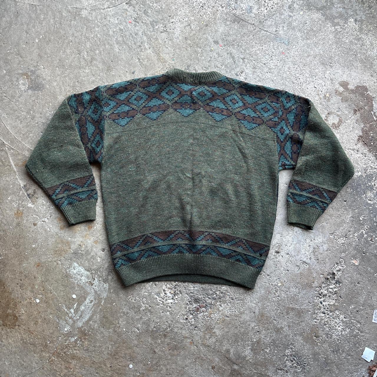 Beautiful dark green patterned ‘Him’ knitted sweater with stitched wolf design on