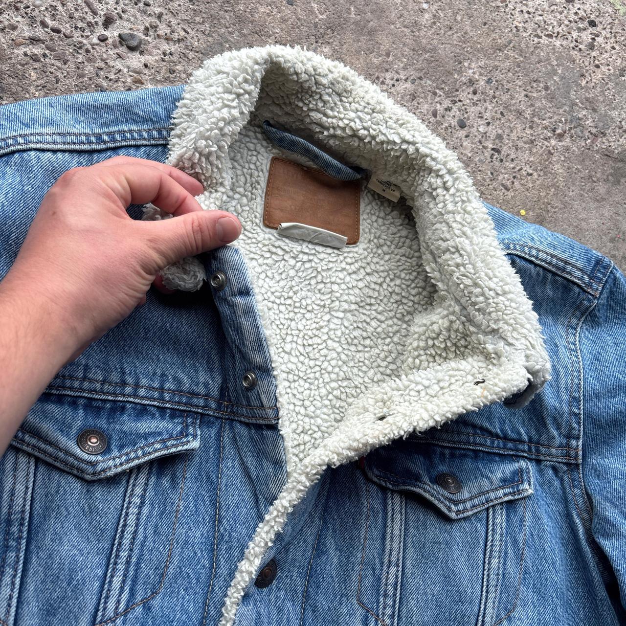 Blue Levi’s  jacket with Sherpa lining - M