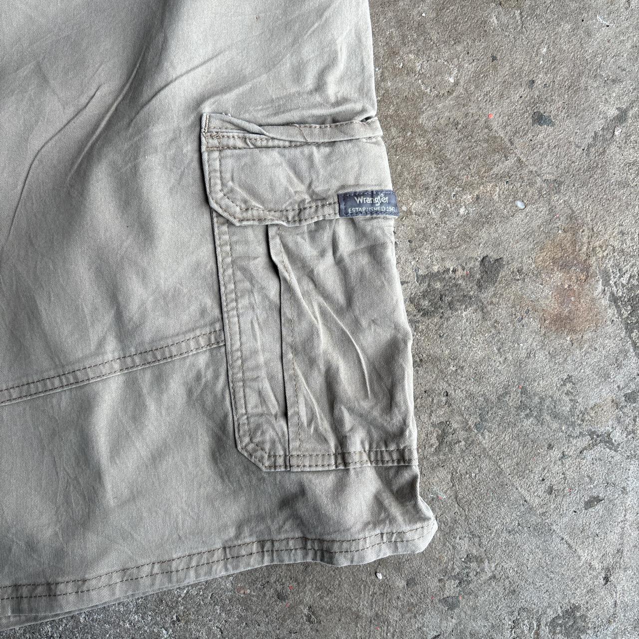 Wrangler Cream/Khaki Cargo Shorts w/ Relaxed Fit