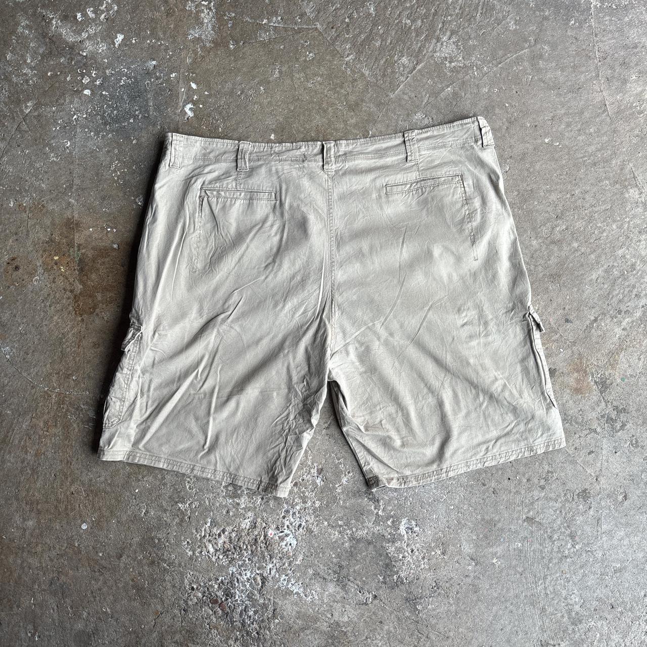 Wrangler Cream/Khaki Cargo Shorts w/ Relaxed Fit