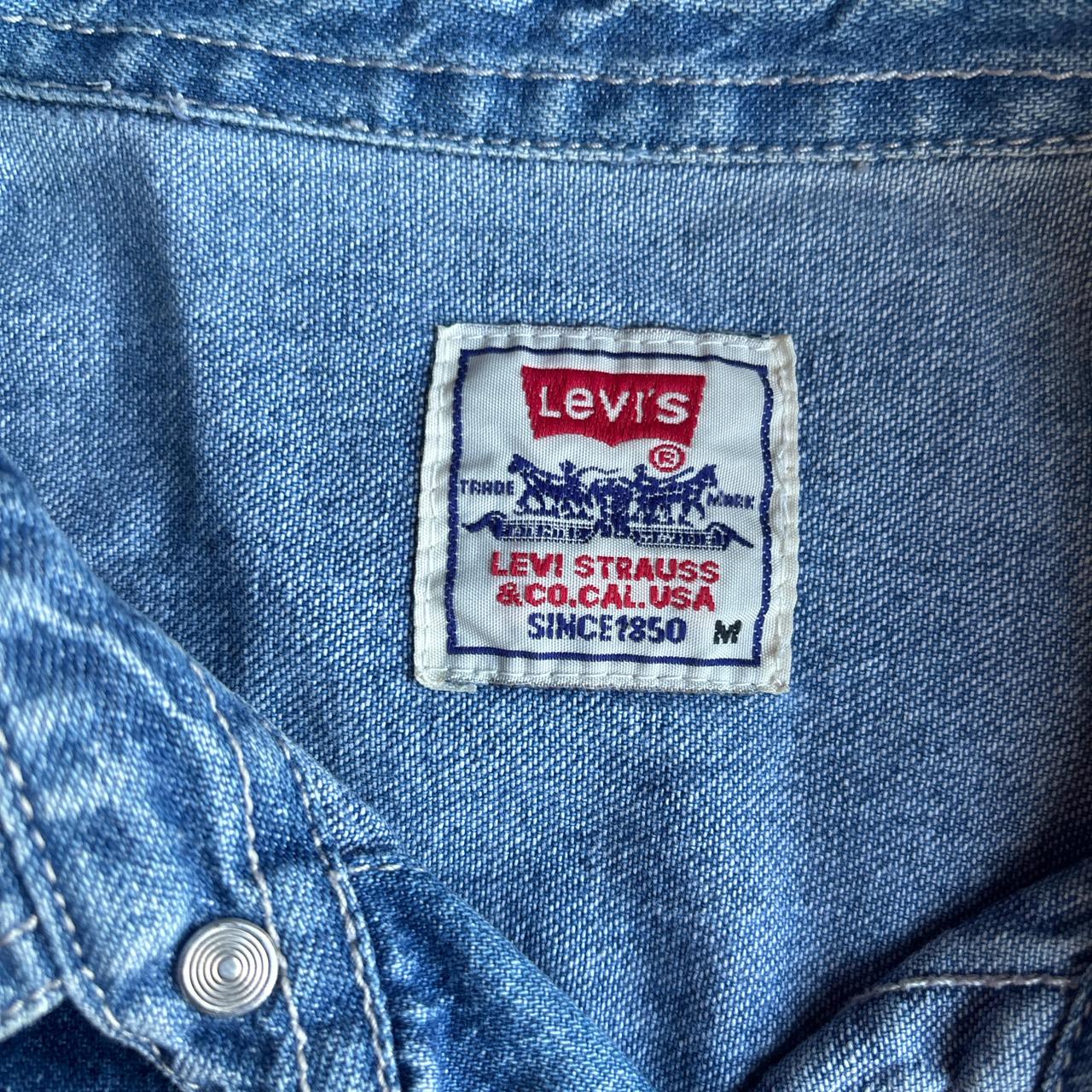 Blue Denim Levi’s Button Up Shirt - M