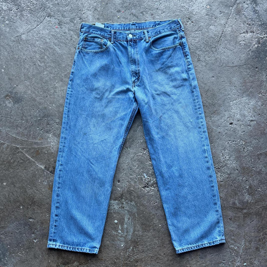 Light blue denim Levi’s 550 jeans