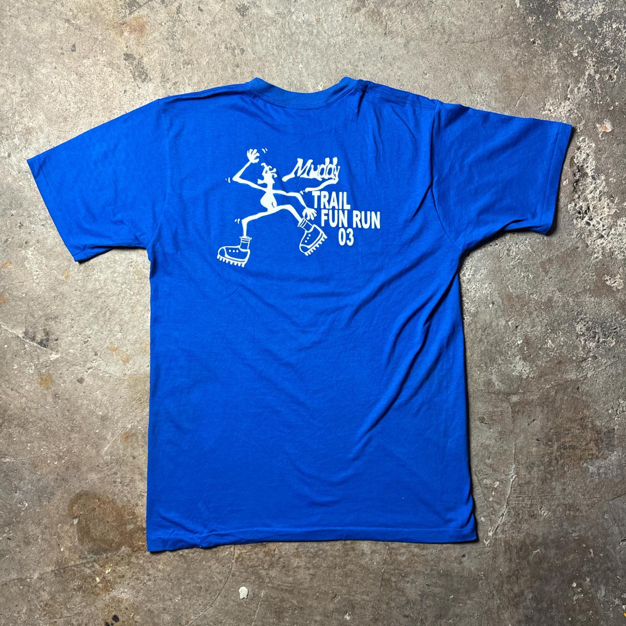 00s Blue graphic tee with ‘Muddy Trail Fun Run’ graphic at the back
