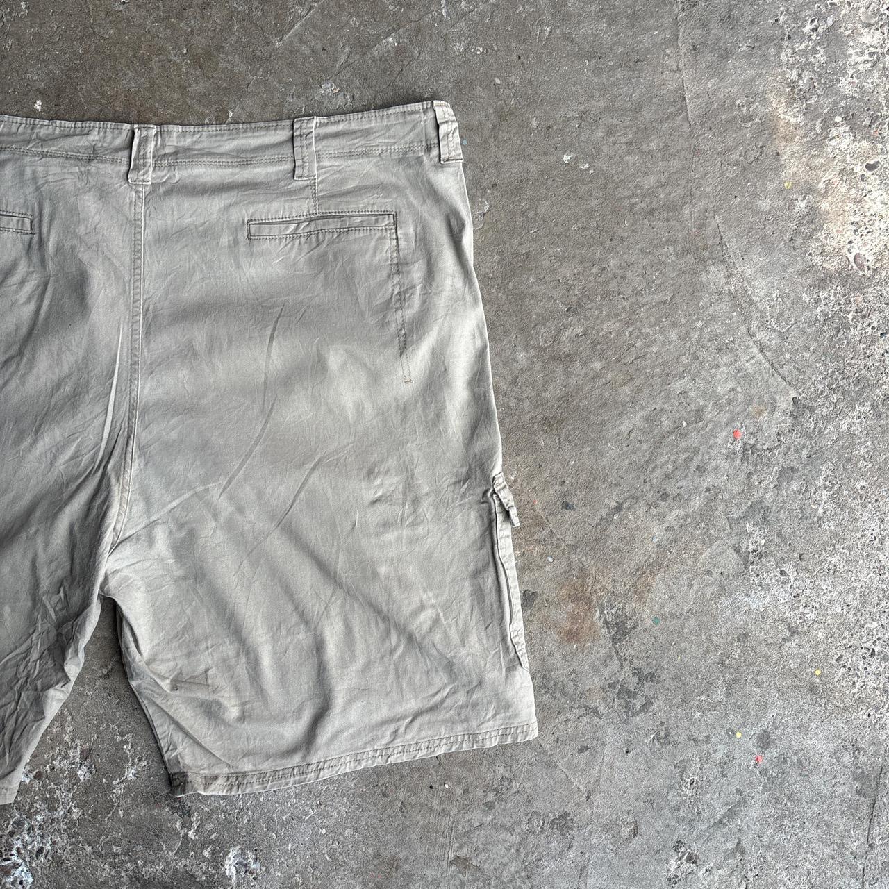 Wrangler Cream/Khaki Cargo Shorts w/ Relaxed Fit