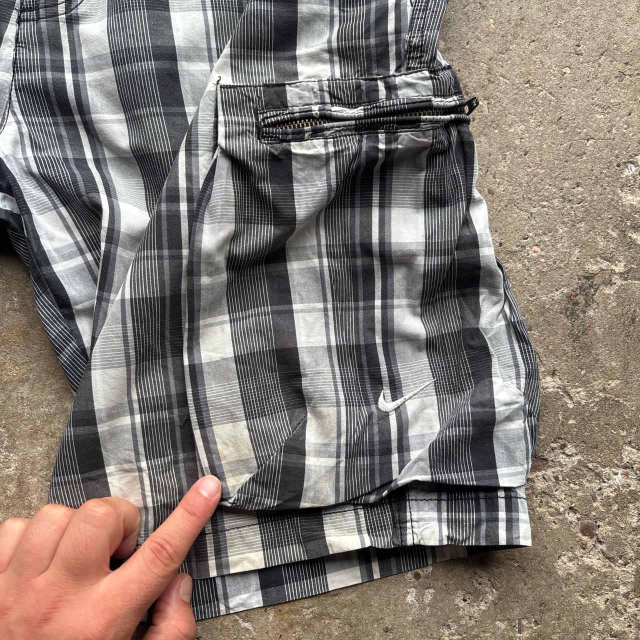 00s Grey chequered Nike cargo shorts - W34