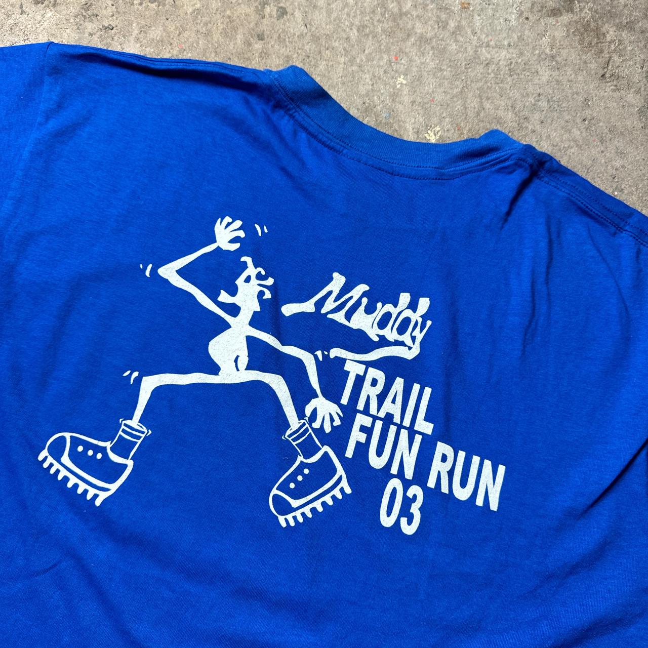 00s Blue graphic tee with ‘Muddy Trail Fun Run’ graphic at the back