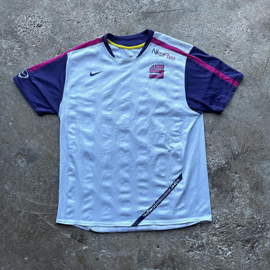 Nike total 90 / Nike Five t-shirt in white and purple