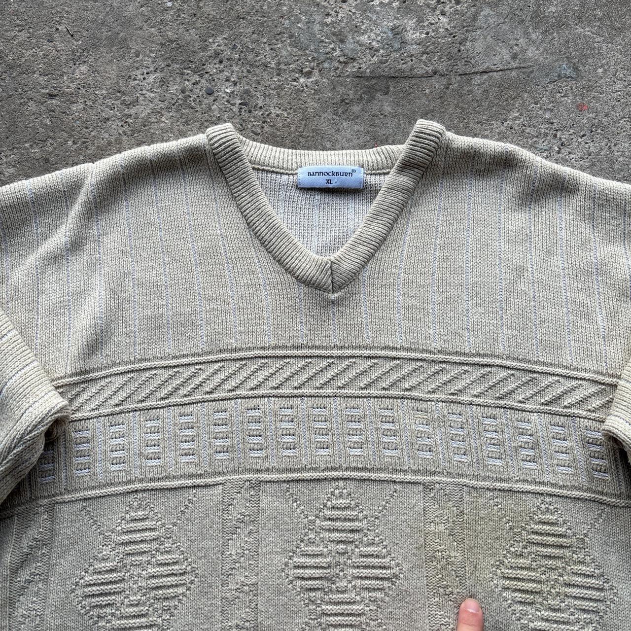 Cream striped / patterned knitted v-neck sweater