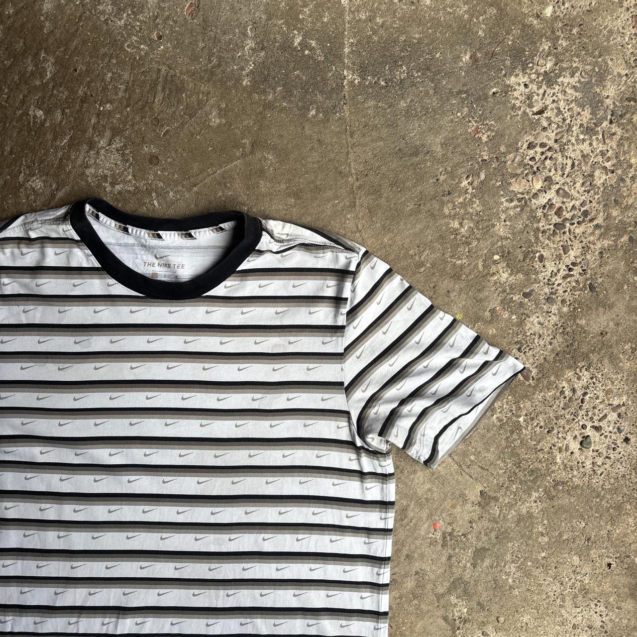 White Striped Nike Logo Design T-Shirt - L