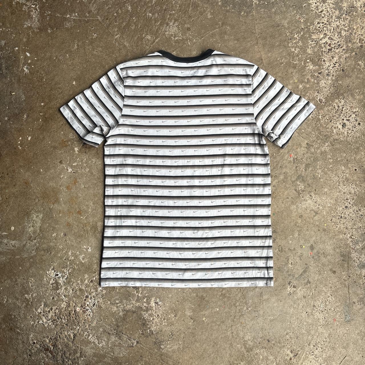 White Striped Nike Logo Design T-Shirt - L