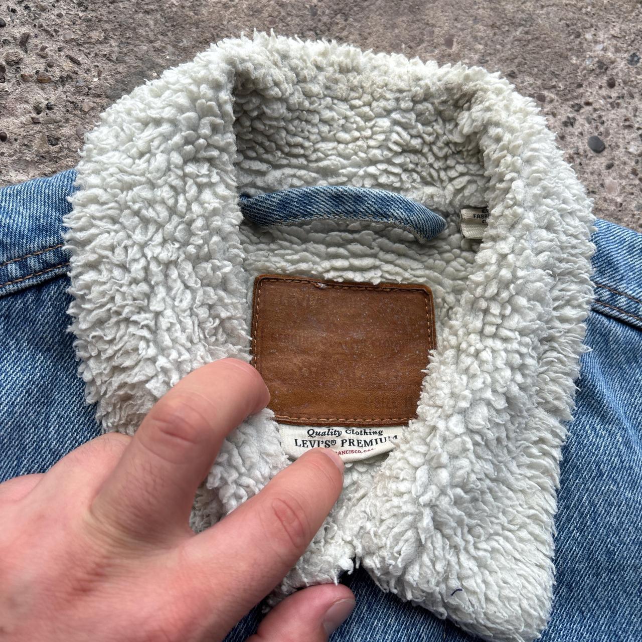 Blue Levi’s  jacket with Sherpa lining - M
