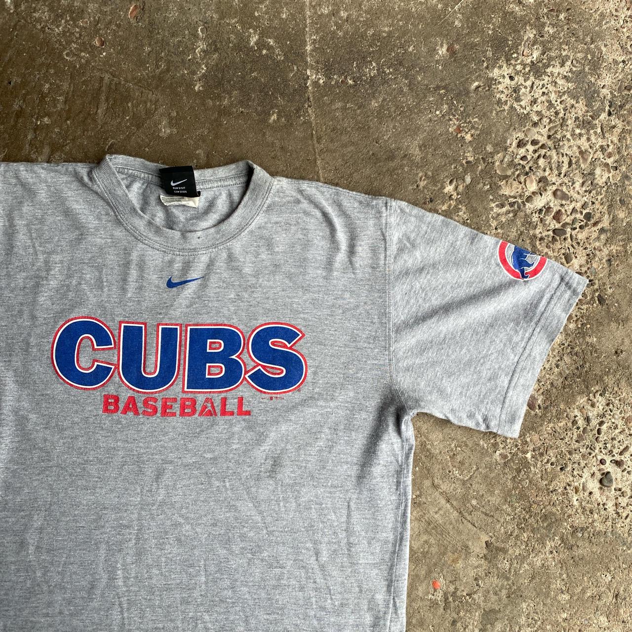 Grey Nike Chicago Cubs Graphic T-Shirt - L (women’s)