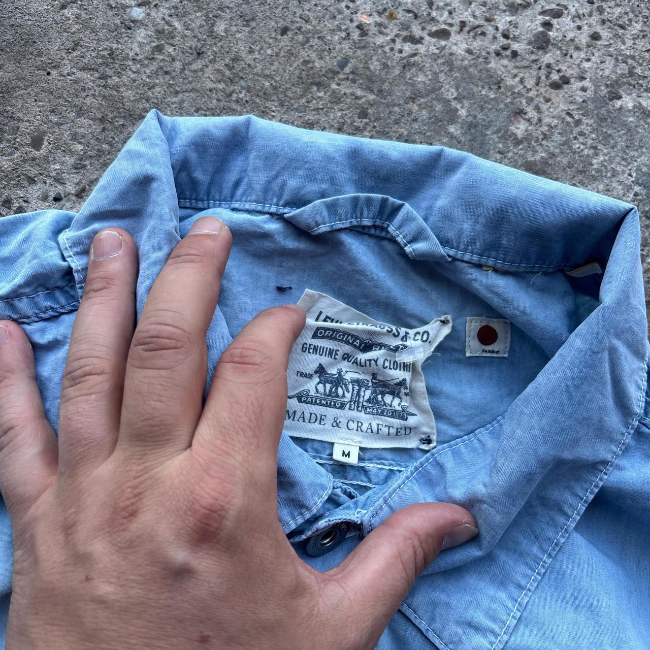 Light blue Levi’s cropped shirt